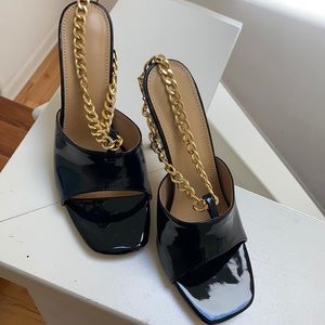 Patent mule slides with gold ankle chain